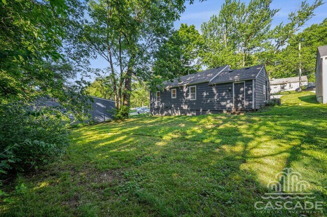 Building Photo - 707 N Forest Ave