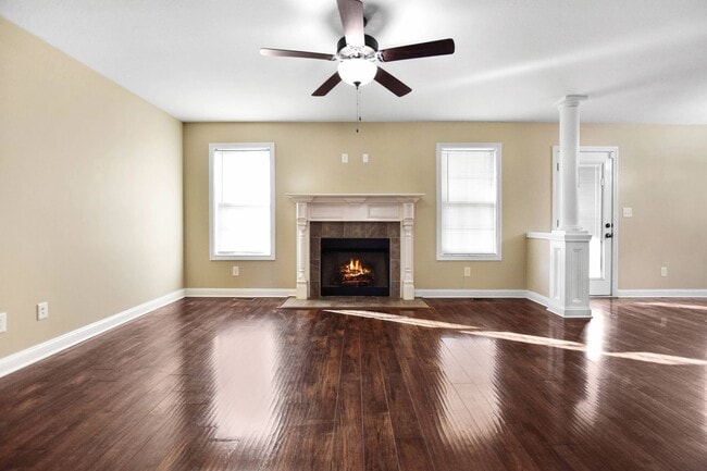 Building Photo - Pet Friendly Three Bedroom with Bonus!