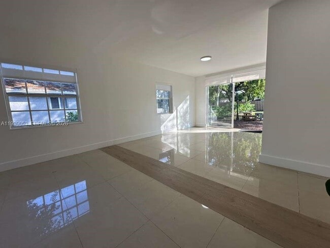 Building Photo - 404 SE 14th St