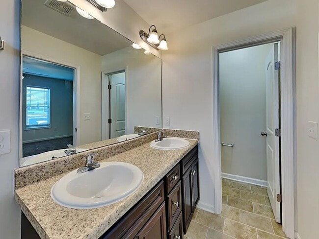Building Photo - 425 McCarthy Dr