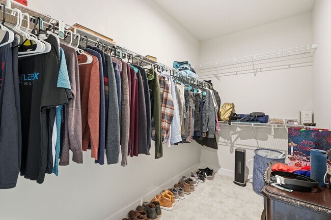 Building Photo - Move right into this immaculate, nearly new 2-bedroom, 2-bath condo offering modern finishes and ...