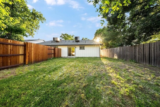 Building Photo - 5552 E Knoll Dr