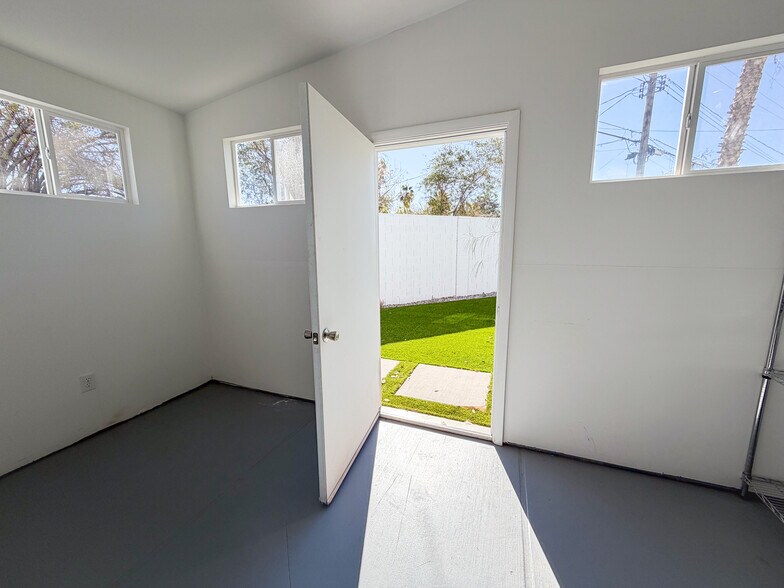 Building Photo - 925 Park Paseo