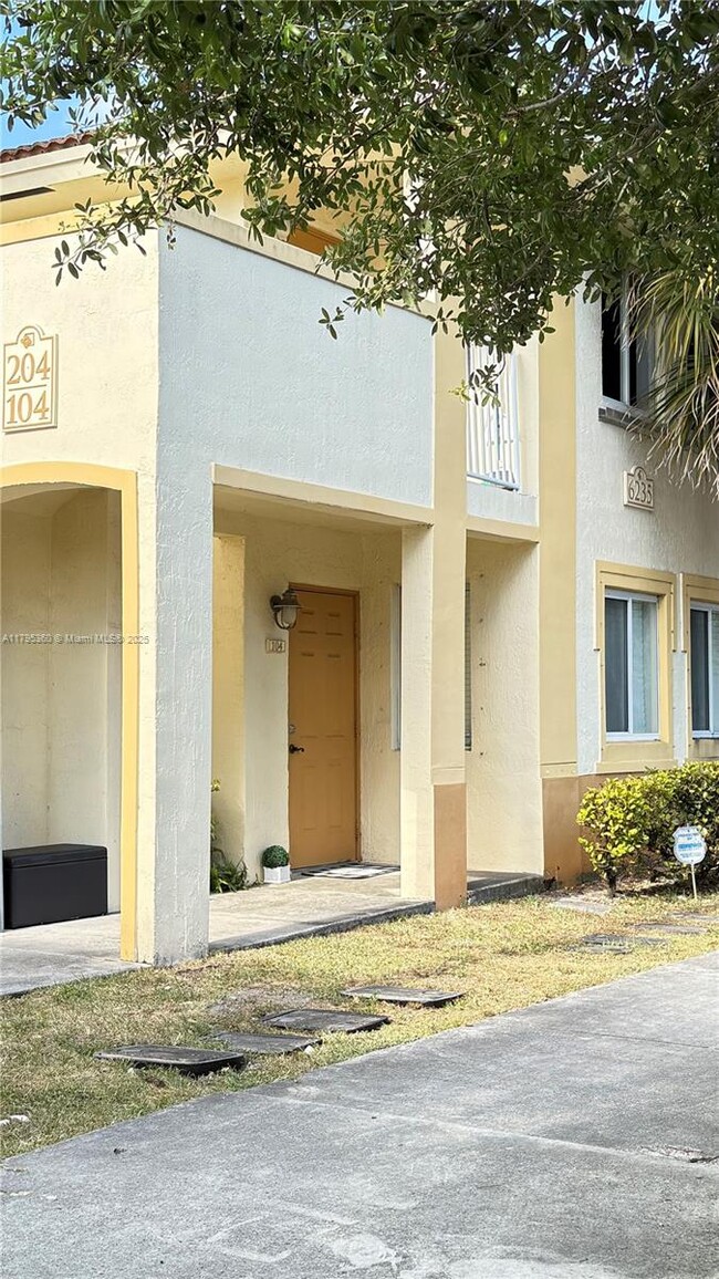 Building Photo - 6235 SW 47th Manor