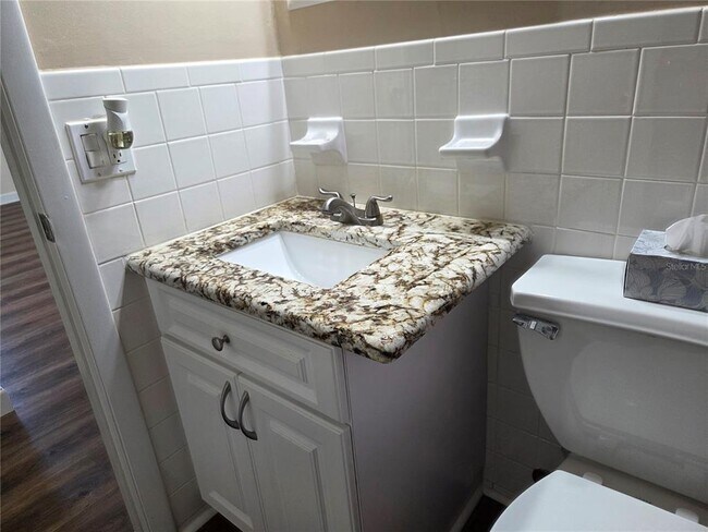 Building Photo - 2448 Columbia Dr