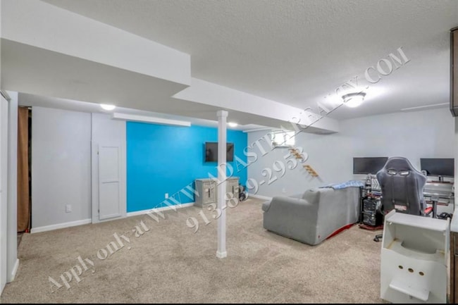 Building Photo - Beautiful 3 Bed 2.5 Bath Raised Ranch in L...