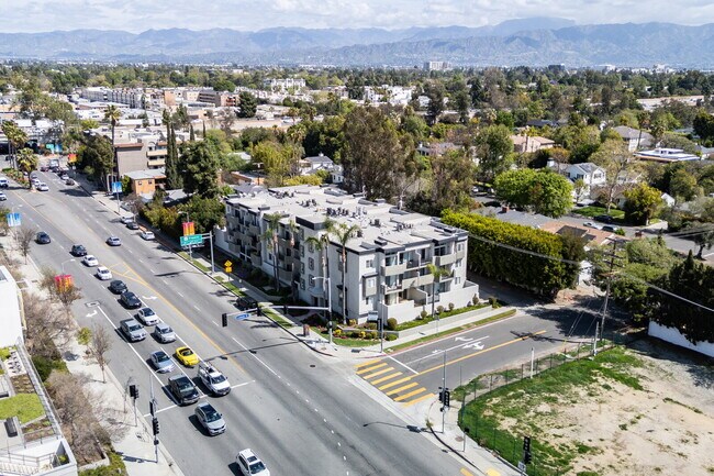 Building Photo - Smartly Designed 2-Bedroom Apartment in Prime Studio City Location