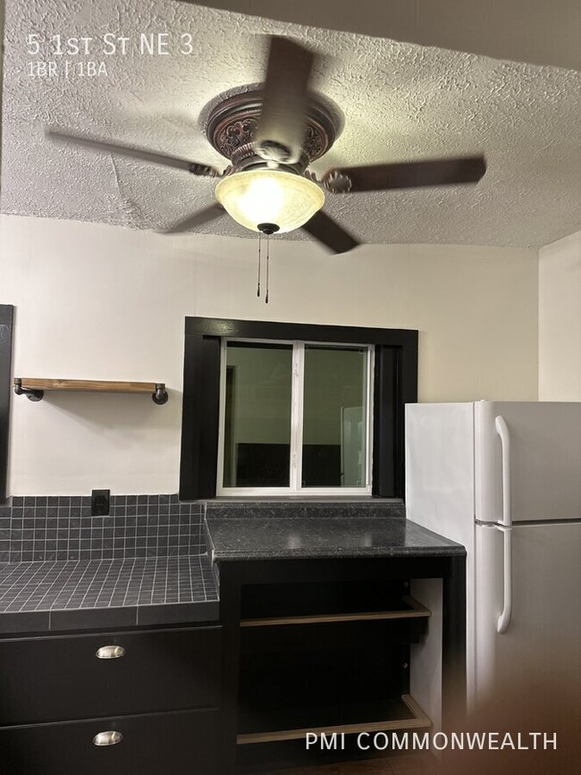 Building Photo - 1 Bed / 1 Bath Apartment (Available 4/10/25)