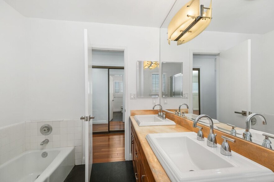 Building Photo - 404 San Vicente Blvd