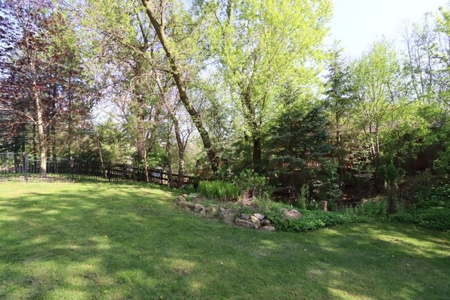 Building Photo - Stunning 4 Bedroom Home with Pond Access