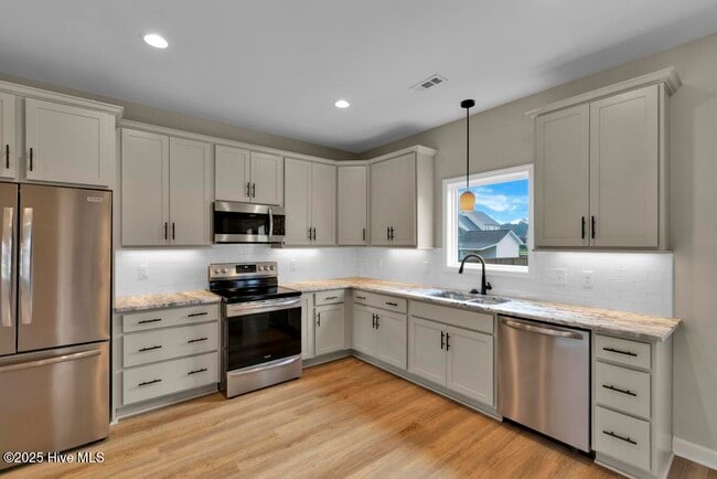 Building Photo - 303 S River Ct