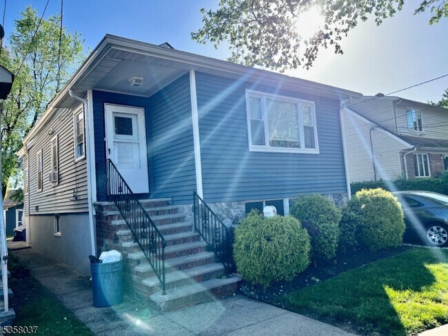 Building Photo - 260 Maple Ave