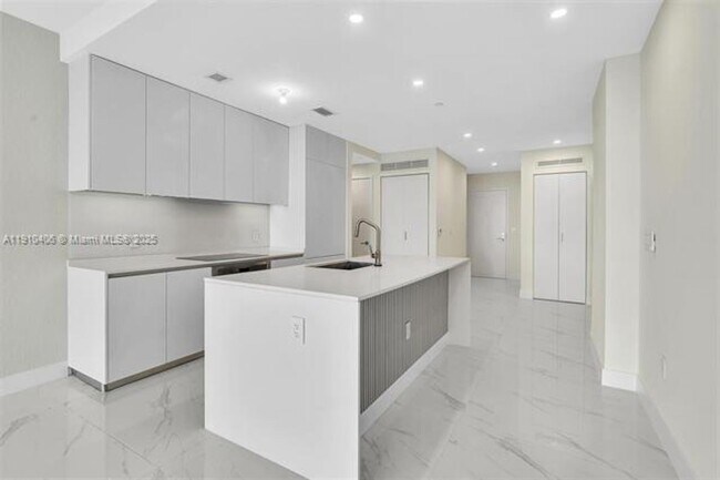 Building Photo - 700 NE 24th St