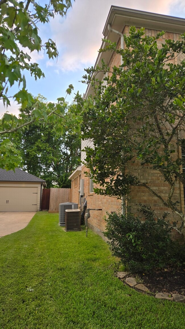 Building Photo - 2126 Blue Water Bay Dr