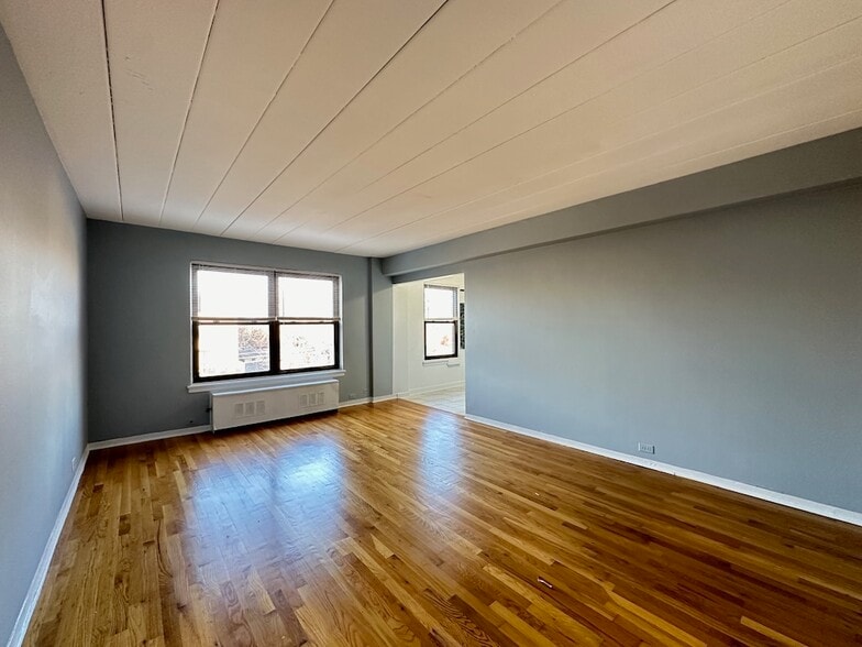 Building Photo - 1360 W Touhy Ave