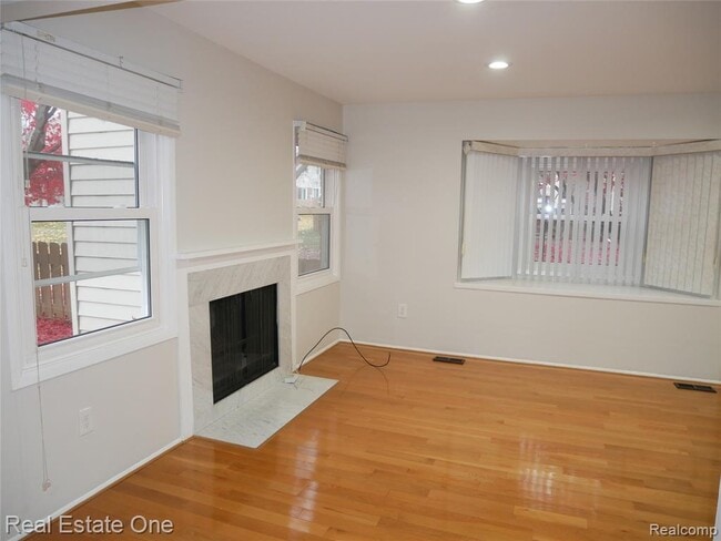 Building Photo - 5082 Buckingham Pl Dr