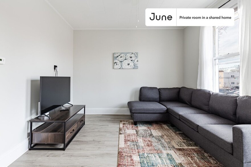 Building Photo - Room in Shared 3 bed/1 bath home