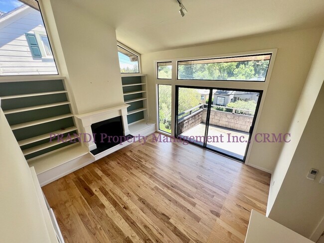 Building Photo - Split Level Condo Just Steps from Downtown