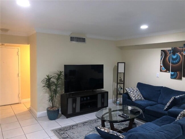 Building Photo - 10411 N Kendall Dr