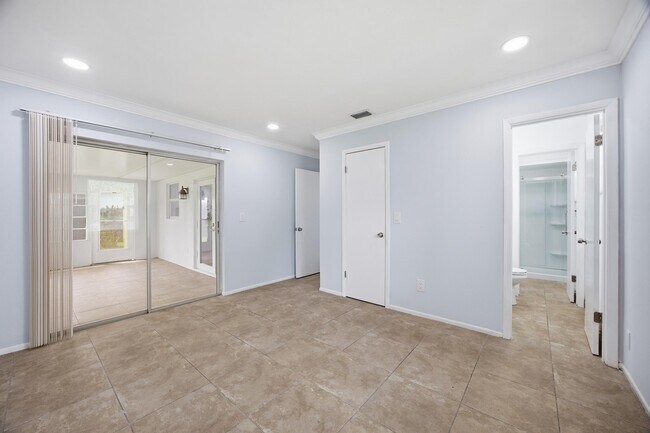 Building Photo - 226 SW Reynolds Ave