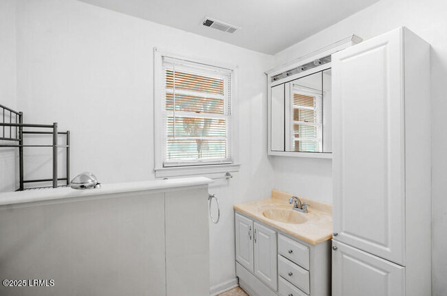 Building Photo - 1115 Emmons St