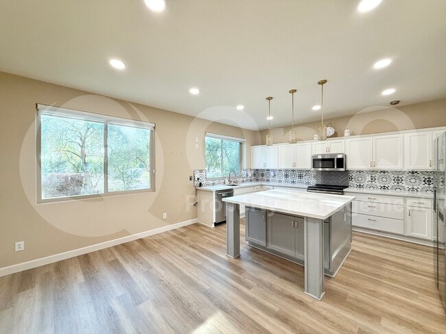 Building Photo - 1432 S Apache Dr