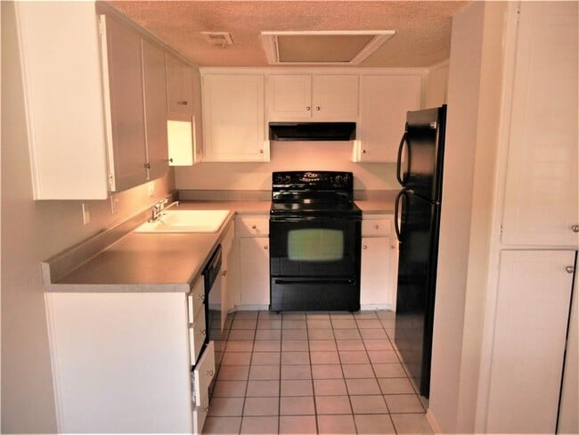 Building Photo - 6552 N Meridian Ave