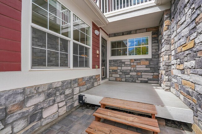 Building Photo - $3,125 - 3Bed/ 3.5 Bath Townhome with Finished Basement and Fireplace in Broomfield!