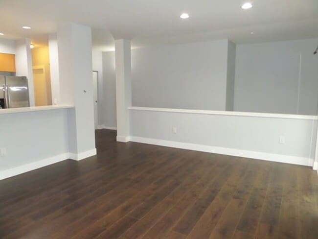Building Photo - Super Nice 2-Bedroom Townhouse w/Attached ...