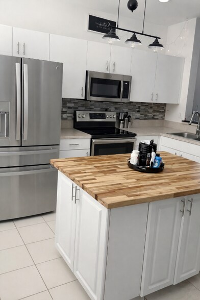 Building Photo - 3646 Pine Oak Cir