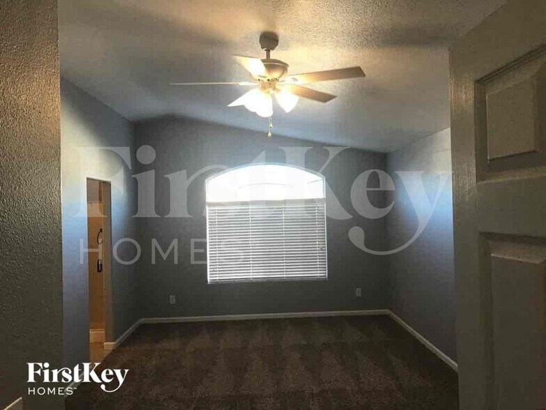 Building Photo - 7404 Fencerow St