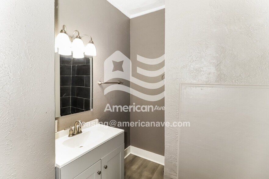 Building Photo - 831 S Walnut St