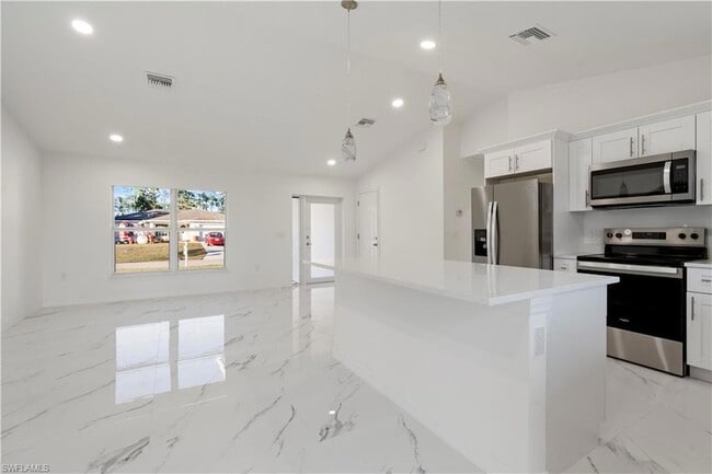 Building Photo - 732 Asher St E