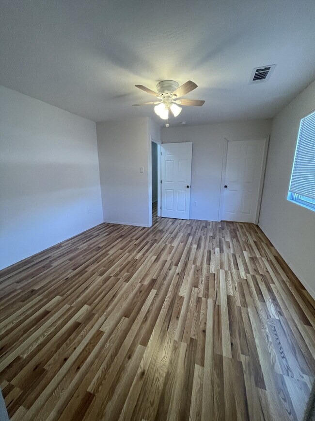 Building Photo - Room to Spread Out! South Valley 3bd on a ...