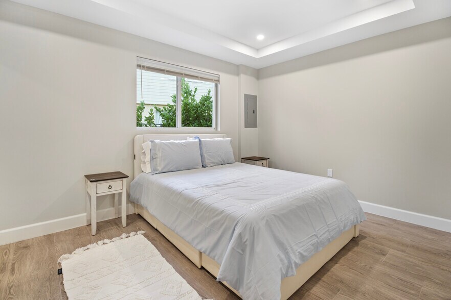 Building Photo - 898 SE 2nd Pl