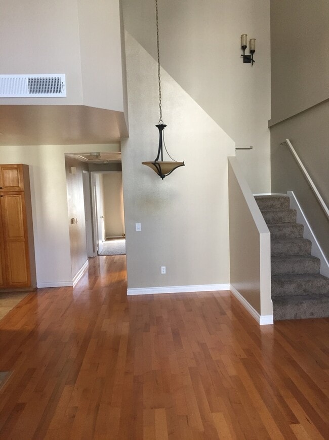 Building Photo - Large Condo with 2 bedrooms, 2 baths