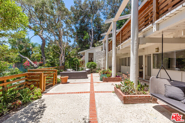 Building Photo - 28818 Selfridge Dr