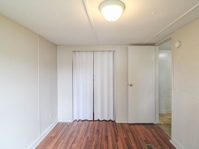 Building Photo - Close to downtown Pulaski!