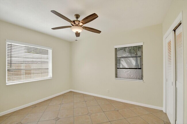 Building Photo - 5009 Spruce Ave