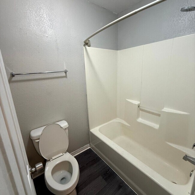Building Photo - $400 Off 1st Full Month!* All Utilities In...