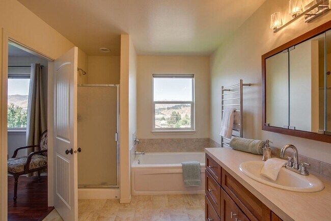 Building Photo - 3950 NE Vista del Rey Dr