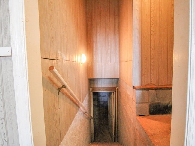 Building Photo - Spacious home!