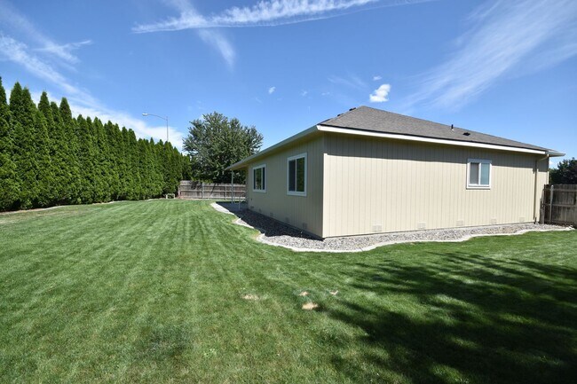 Building Photo - Cozy Pet-Friendly Rental in a Quiet Kennew...