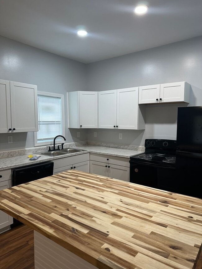 Building Photo - Newly Remodeled 1 bedroom/1 bath House