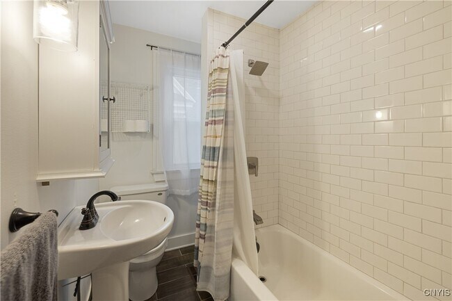 Building Photo - 144 Durston Ave