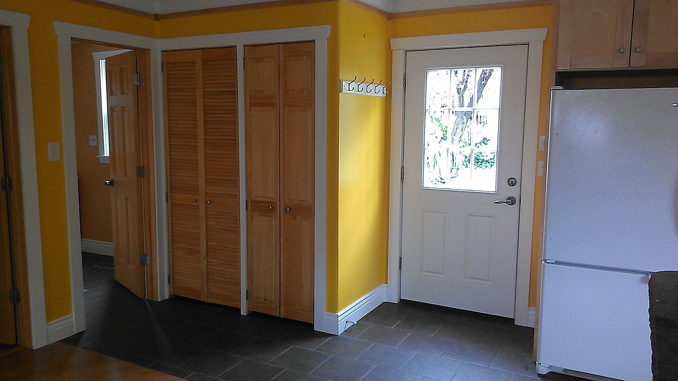 Building Photo - 687 E 4th Ave