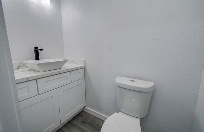 Building Photo - 619 River Plantation Dr