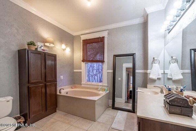 Building Photo - 440 E 6th St