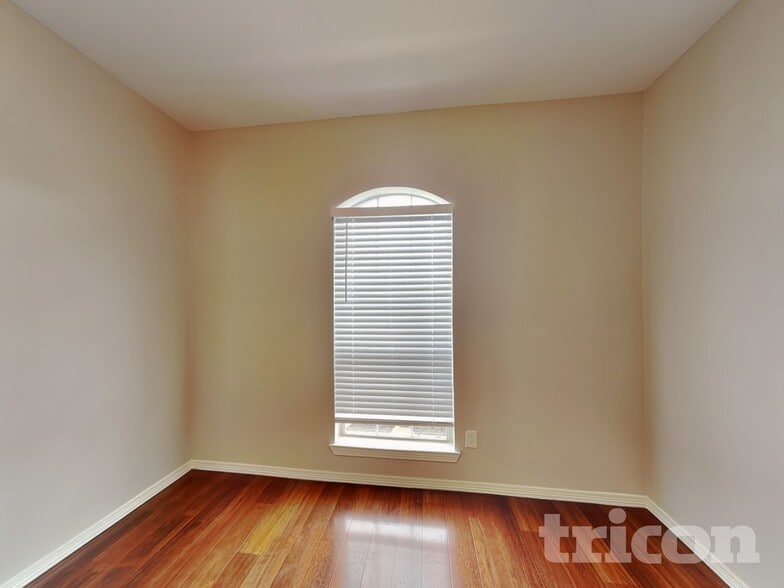 Building Photo - 5005 Vaquero Dr