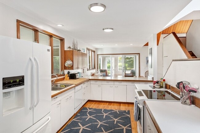 Building Photo - 540 River Rd